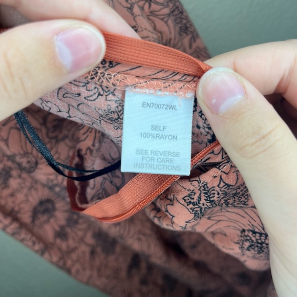 En Creme size medium black & pink capri jumpsuit with crochet straps - Picture 8 of 12